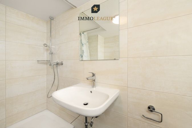 Für die Bewohner der sieben Zimmer gibt es drei praktisch ausgestattete Badezimmer zur gemeinsamen Nutzung.