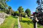 Affascinante ampia casa di nucleo con un grande e splendido giardino