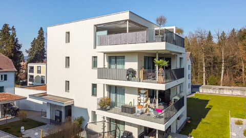 Unverbaubare Aussicht mit grossem Balkon