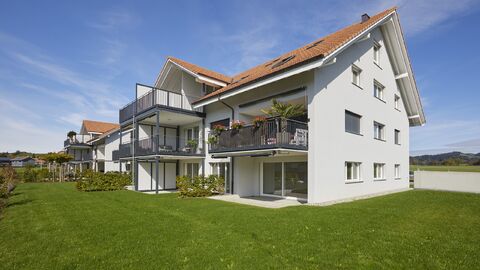 Neuwertig: Zwei Einstellhallenplätze inklusive.
