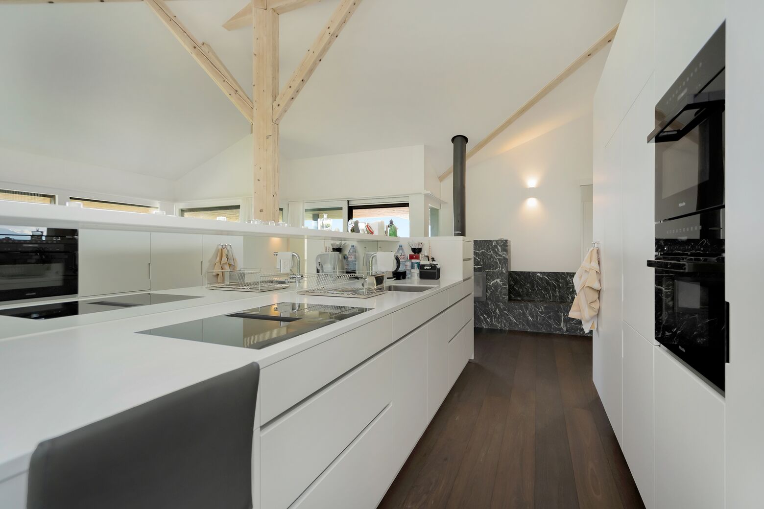 Offene, moderne Küche mit hochwertigen Küchengeräten