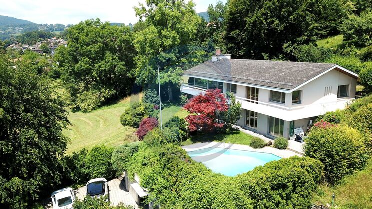 VILLA AVEC VUE SUR LE LAC DE 7.5 PIÈCES DONT UN STUDIO INDÉPENDANT