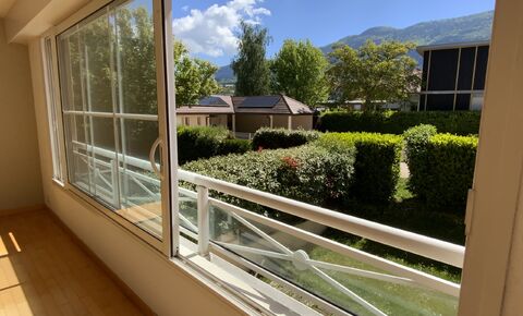 4-bedroom family home with garden in residential area