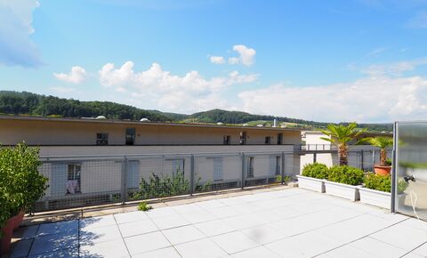 Maison mitoyenne moderne avec terrasse, jardin et place de parking