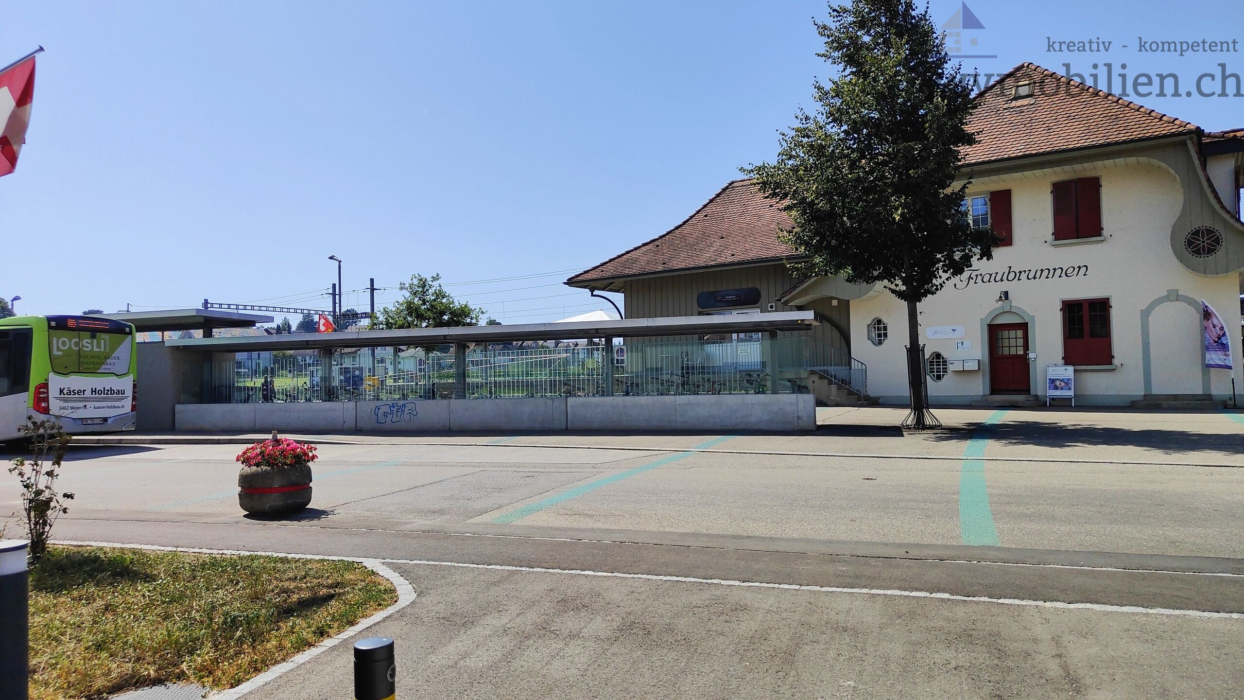 Bahnhof direkt vis à vis 