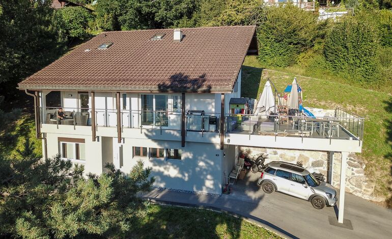 Villa individuelle avec belle hauteur sous plafond et vue sur le lac