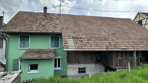 Haus mit Scheune, Stall und Weide mit einer Grundfläche von 2400m2