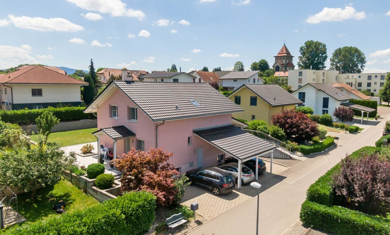 Family property with 2 apartments with large garden