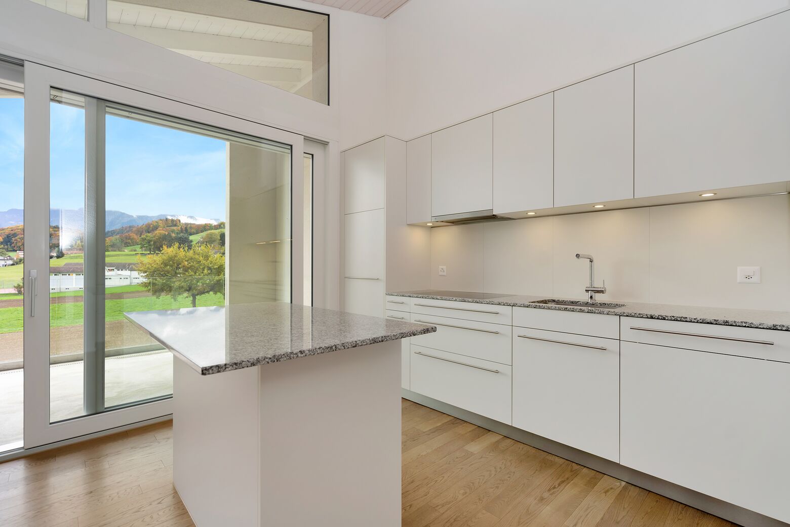 Offene Küche mit direktem Ausgang zum Südbalkon