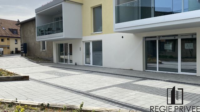 VICH, AU COEUR DU VILLAGE-ATTRAYANT LOCAL AVEC VITRINE - 105m2