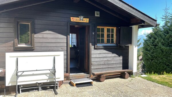 Ein sympathisches Chalet in Tsamandon mit 2 Schlafzimmern und Parkplat