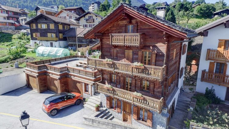 Dans le village, magnifique chalet de 2 appartements rénové avec goût