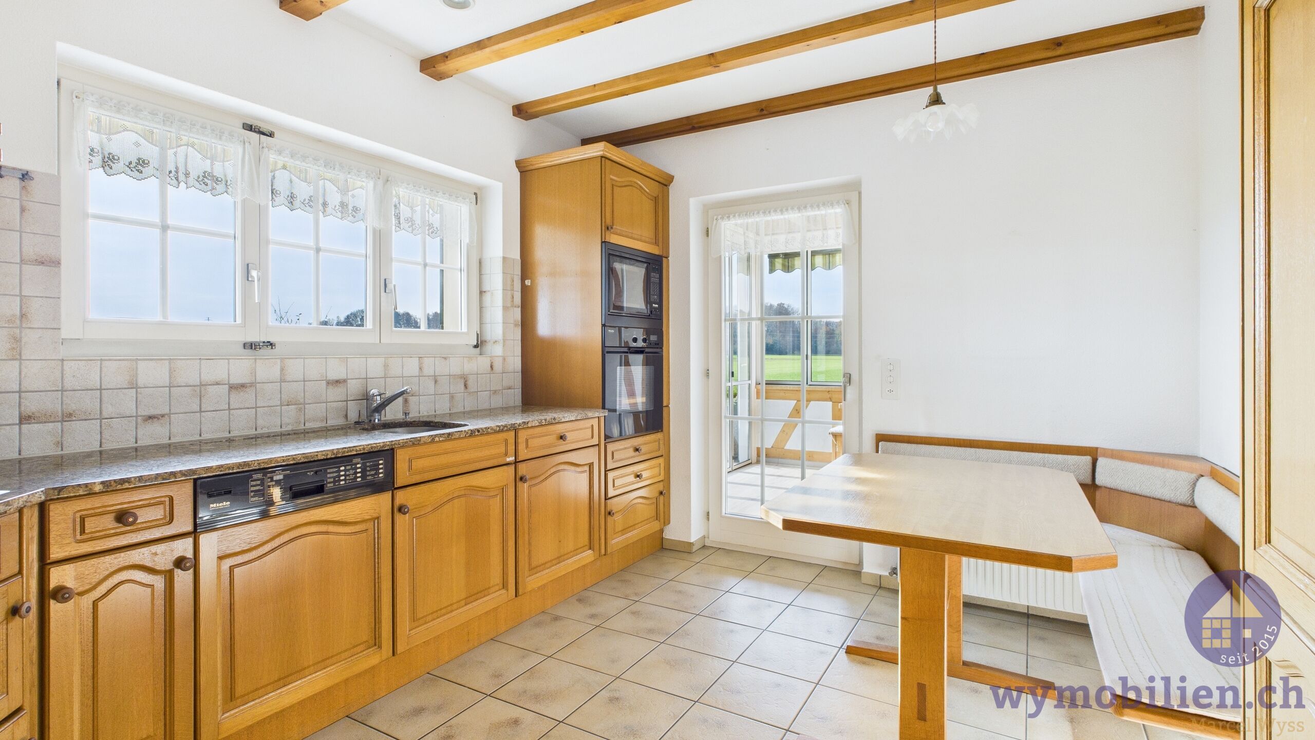 Die Wohnküche mit Zugang in den Wintergarten