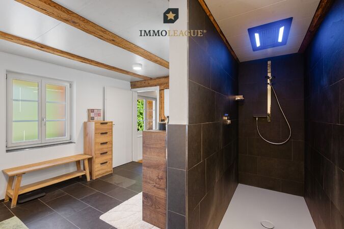 Grosszügige, komplett modern sanierte Bäder mit stilvoller Beleuchtung, komfortablen Badewannen, grossen Walk-in-Duschen und WCs – eine perfekte Kombination aus Eleganz, Komfort und modernem Wohngefühl.