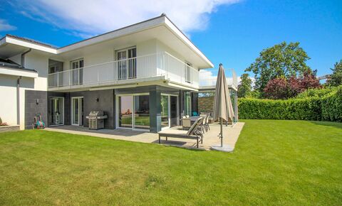 Semi-detached house joined by garages CH-1296 Coppet