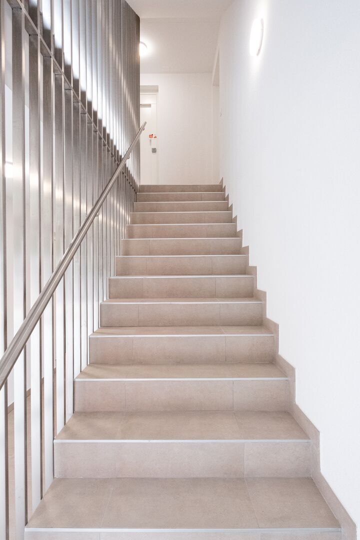 Construction d'un petit immeuble au style villageois avec 6 appartements : espace commun.