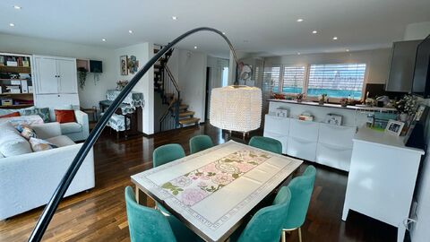 Maison jumelée par le garage