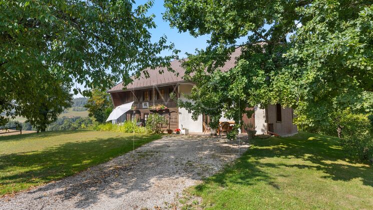 Charmantes Bauernhaus mit eigenem Studio in Montet (Glâne)