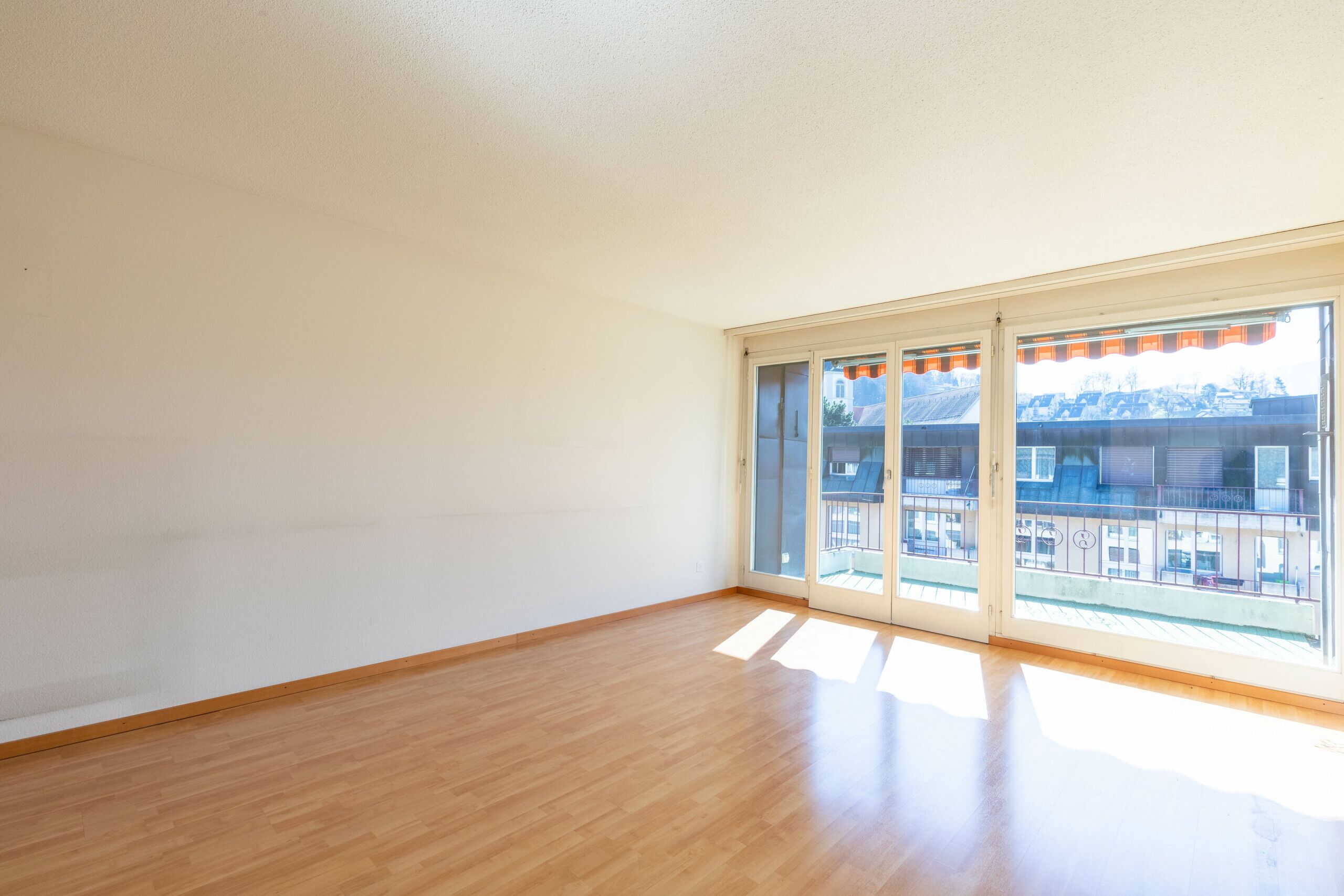 Wohnzimmer / Zugang zum Balkon Süd