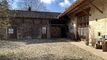 Ferme mitoyenne rénovée avec grand terrain agricole adjacent.