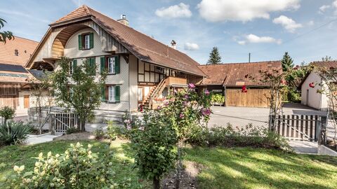 Beachtliches Bauernhaus: Drei Wohnungen, Garten und Garagen.
