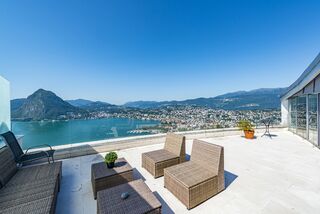 Luxurious penthouse with stunning lake view