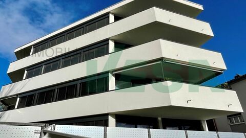 Luminoso, nuovo e moderno attico 4,5 locali immerso nel verde