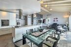 Moderna e luminosa villa mono-bifamiliare con splendida vista aperta