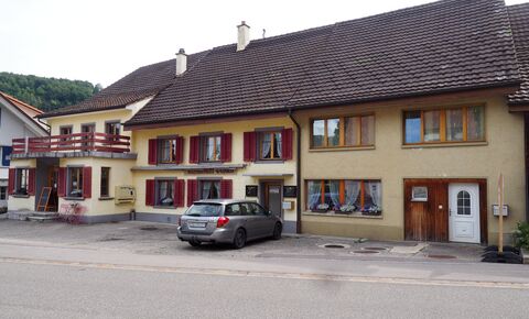 Two-family house with a large hall and 7 parking spaces