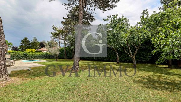 Beautiful detached villa with pool in residential area