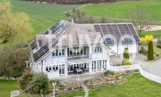 Lichtdurchflutete Landhaus-Villa mit Pferdestallungen