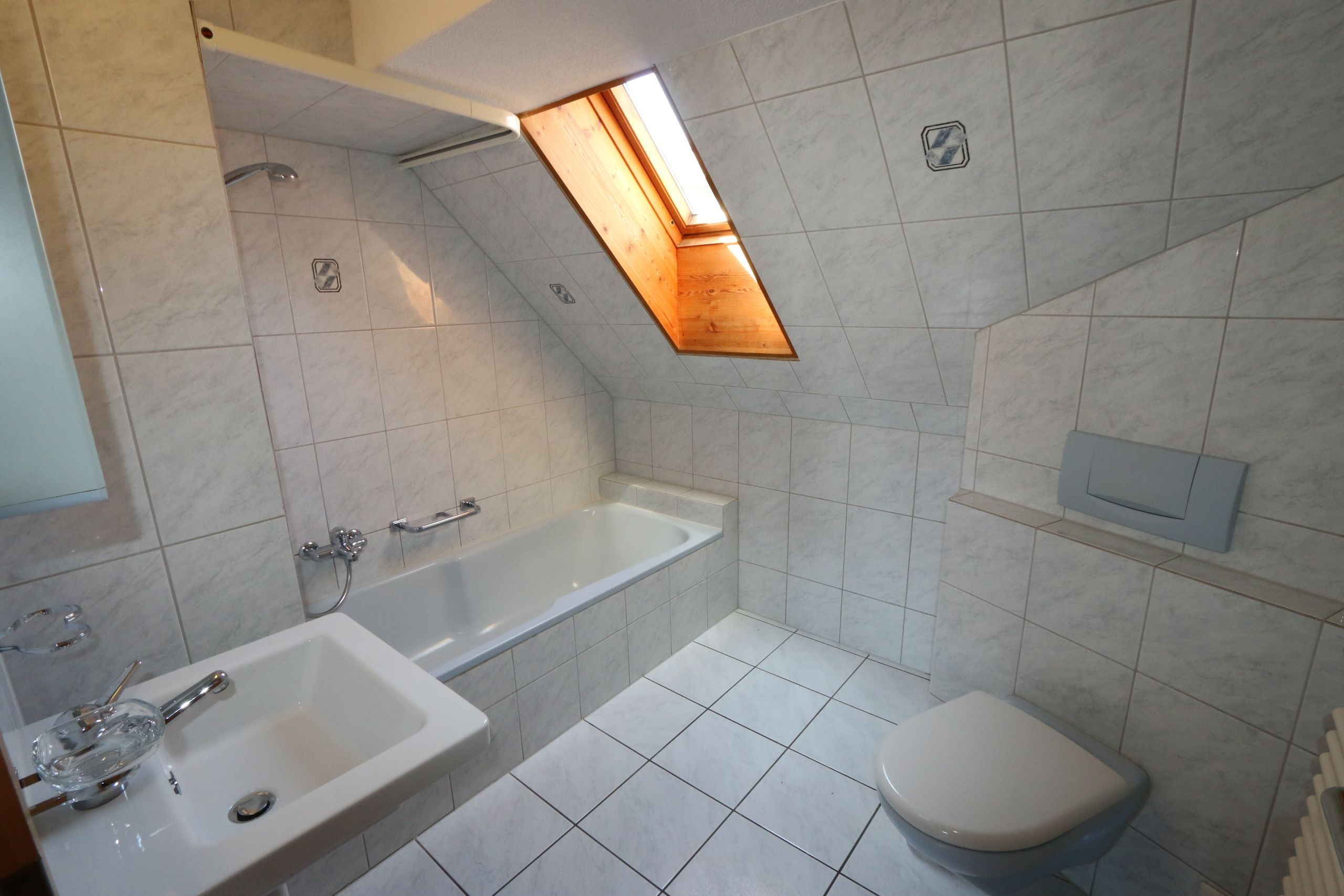 3.5 Zi Wohnung DG; schönes, funktionales Badezimmer