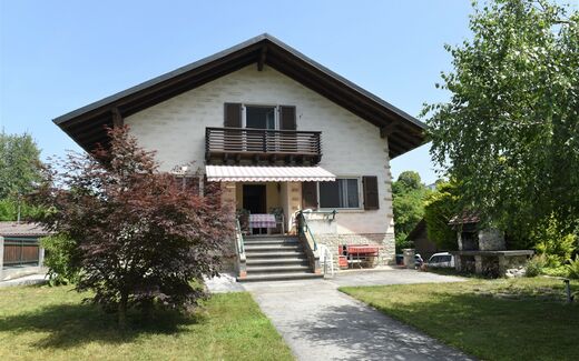 Large villa on 1078 m2 in a quiet area and close to services