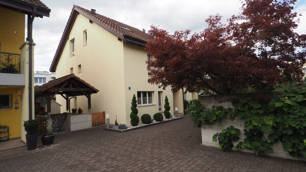 Very well maintained semi-detached house with garden and 2 parking spa