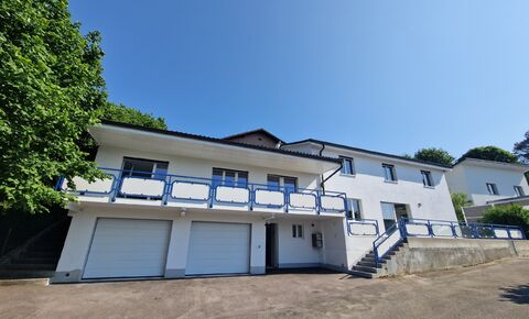 Rental house with 2 apartments, 2 garages, balconies and land