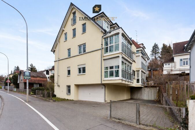 Ein gut erreichbarer Aussenstellplatz gehört zur Wohnung.