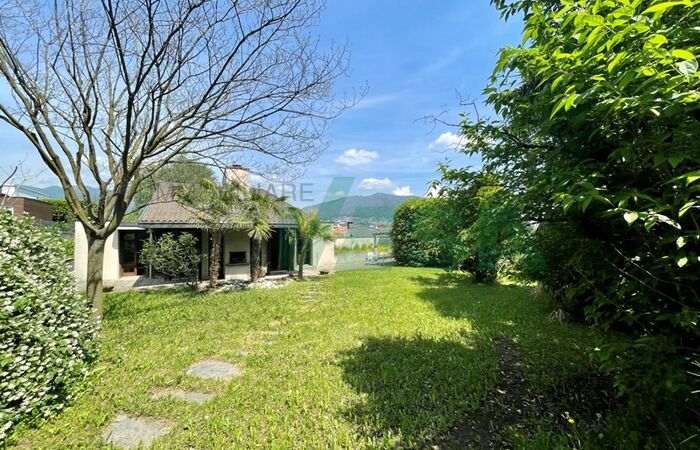Spaziosa villa unifamiliare molto soleggiata, con grande terreno