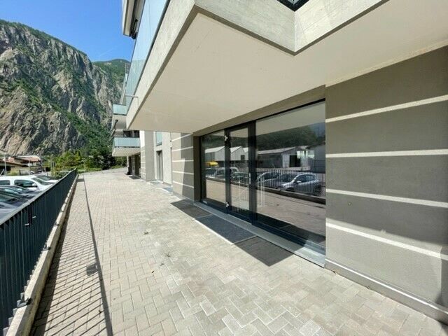 Belle surface neuve pour commerce ou bureaux ouverts