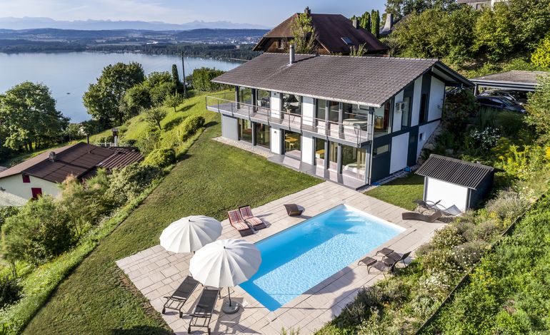 Superbe et lumineuse villa contemporaine avec magnifique vue