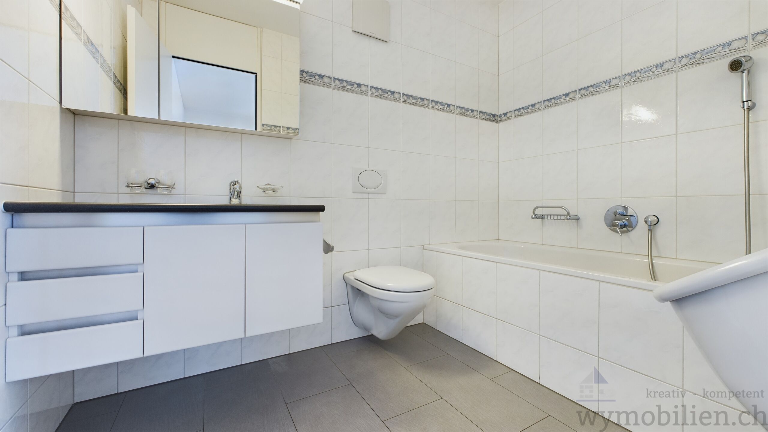 Bad en Suite mit Badewanne