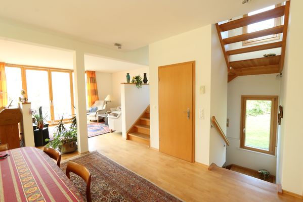 ein offenes, helles Treppenhaus verbindet die verschiedenen Etagen