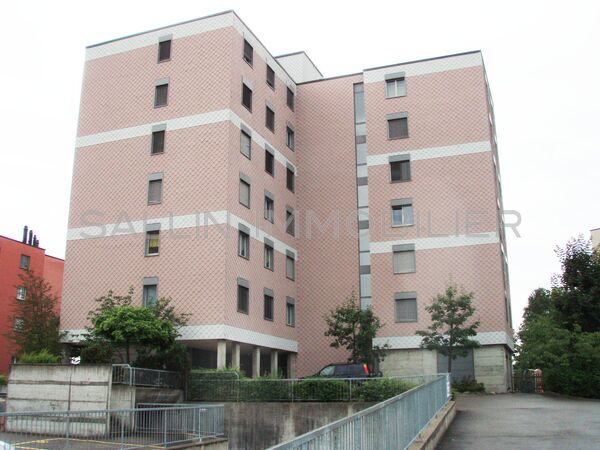 APPARTEMENT DE 5½ PIECES
PROCHE DE TOUTES COMMODITES APPARTEMENT DE 5½ PIECES
PROCHE DE TOUTES COMMODITES