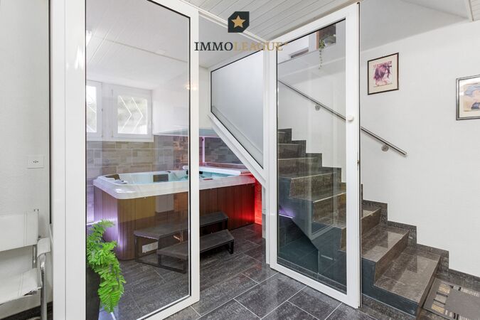 Exklusiver Wellnessbereich mit Sauna, Tauchbecken, Whirlpool, Dusche und WC – ideal für entspannte Auszeiten und ganzheitliches Wohlbefinden.