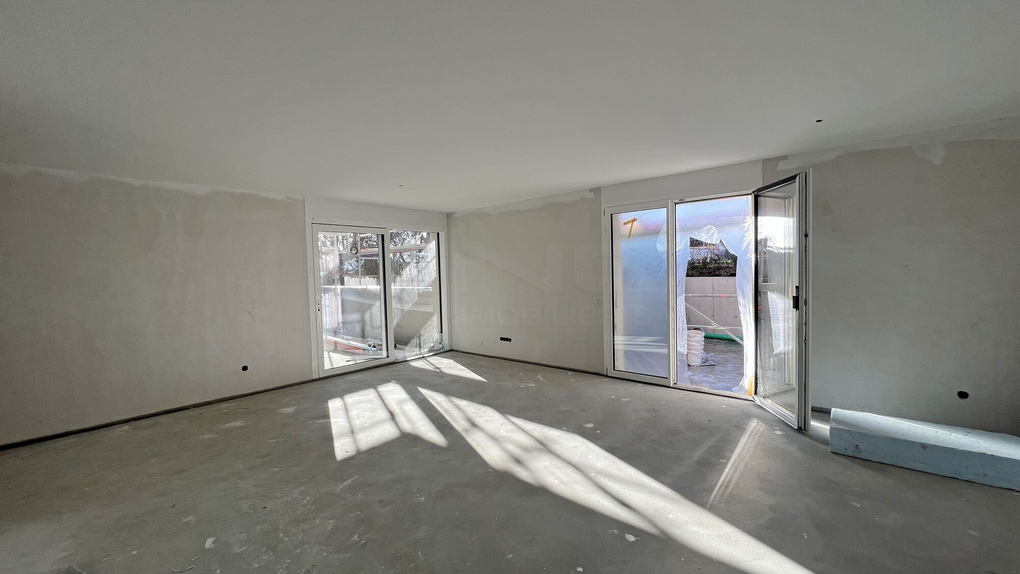 Séjour/ cuisine donnant accès sur terrasse et balcon - Appartement en cours de finition