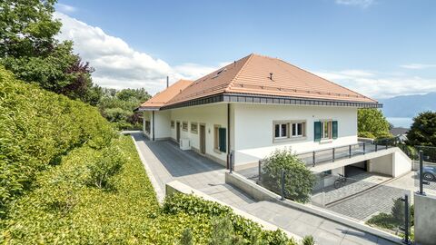 Superb upscale house with pool and view on the lake, residential area