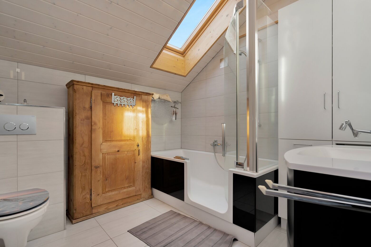 Nasszelle mit Badewanne / Dusche, Lavabo und WC