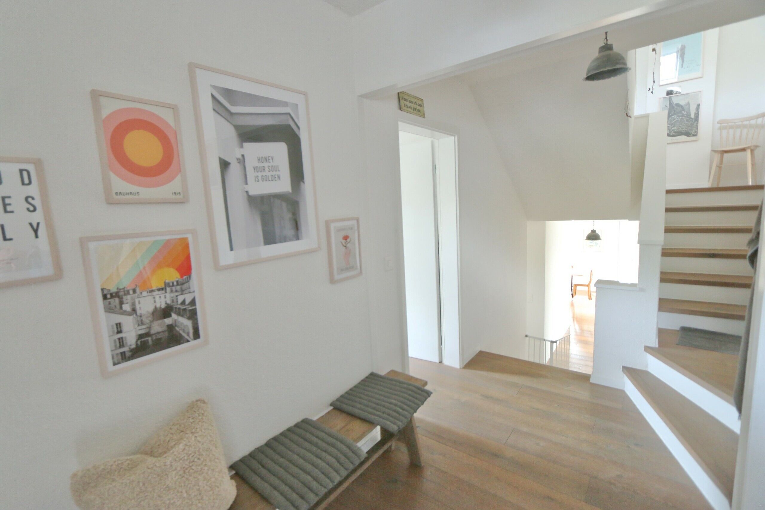 geräumiges, freundliches Entrée mit angegliedertem Zimmer