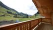 Chalet en finition aux Mosses, bordure ruisseau sans personne devant.