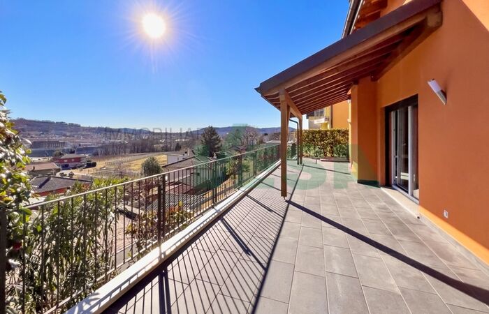 Elegantes, grosszügiges und sehr helles Haus in schöner Panoramalage