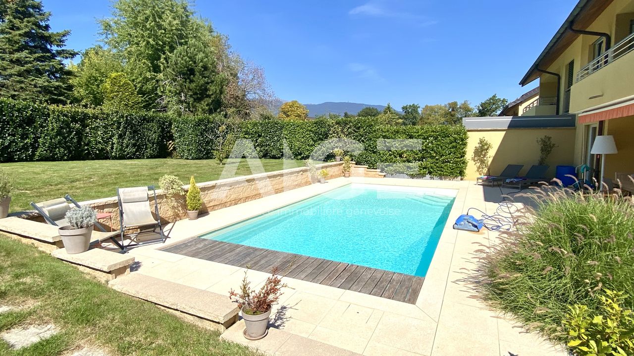 Bright semi-detached villa with pool